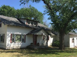 910 N 10th St, Perry, OK 73077