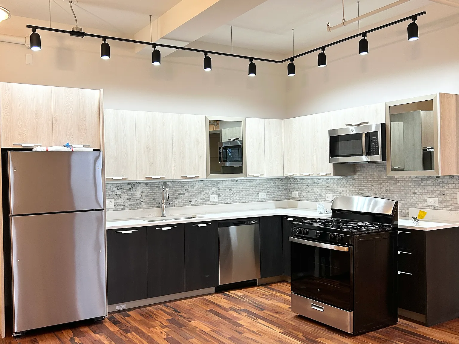 2 bed, 1010 sqft, $2,700 — Photo 2