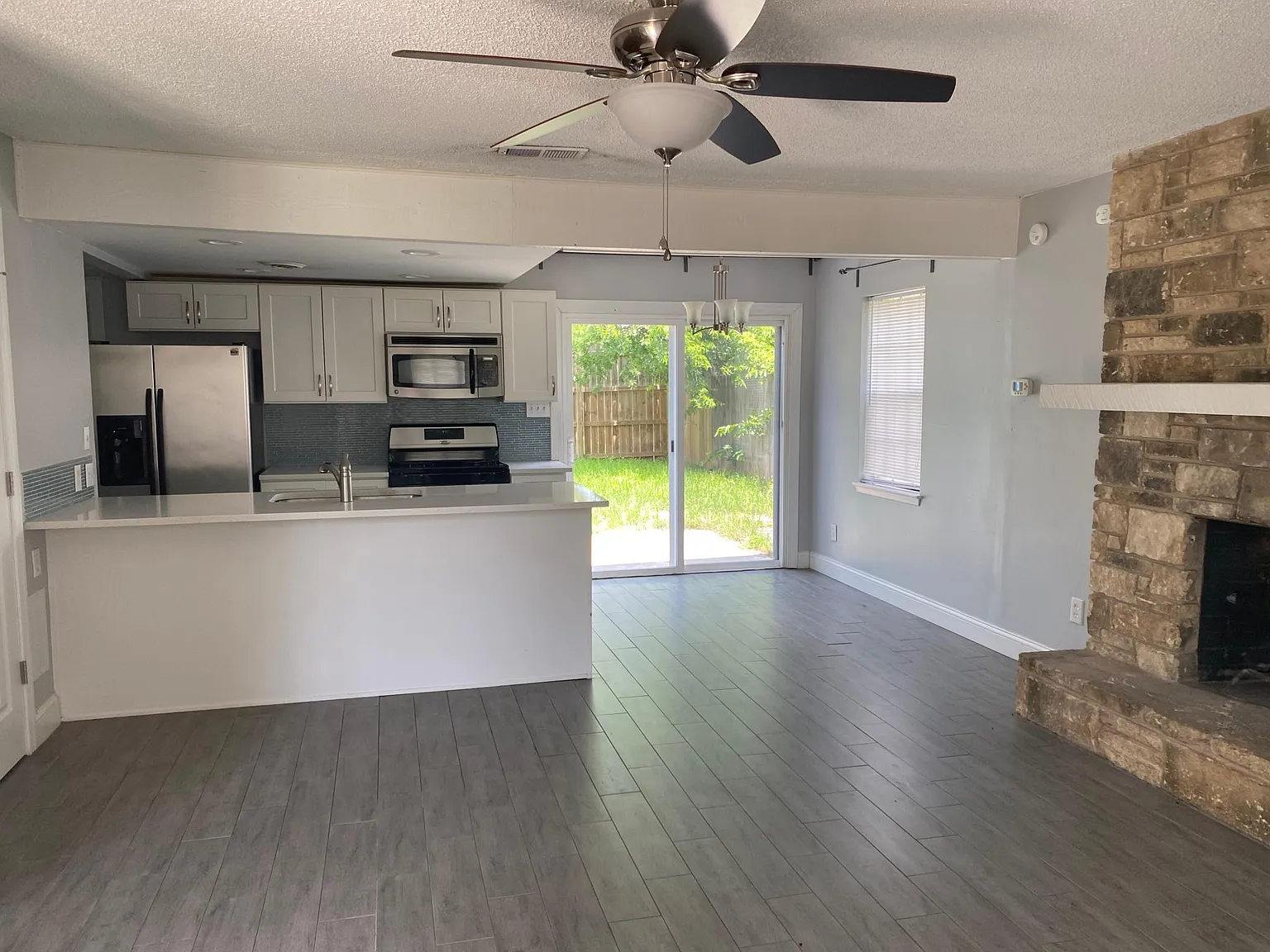 2 bed, 1000 sqft, $1,800 — Photo 3
