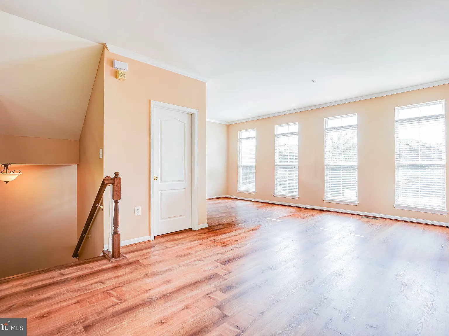 3 bed, 3.5 bath, 2640 sqft, $3,200 — Photo 3