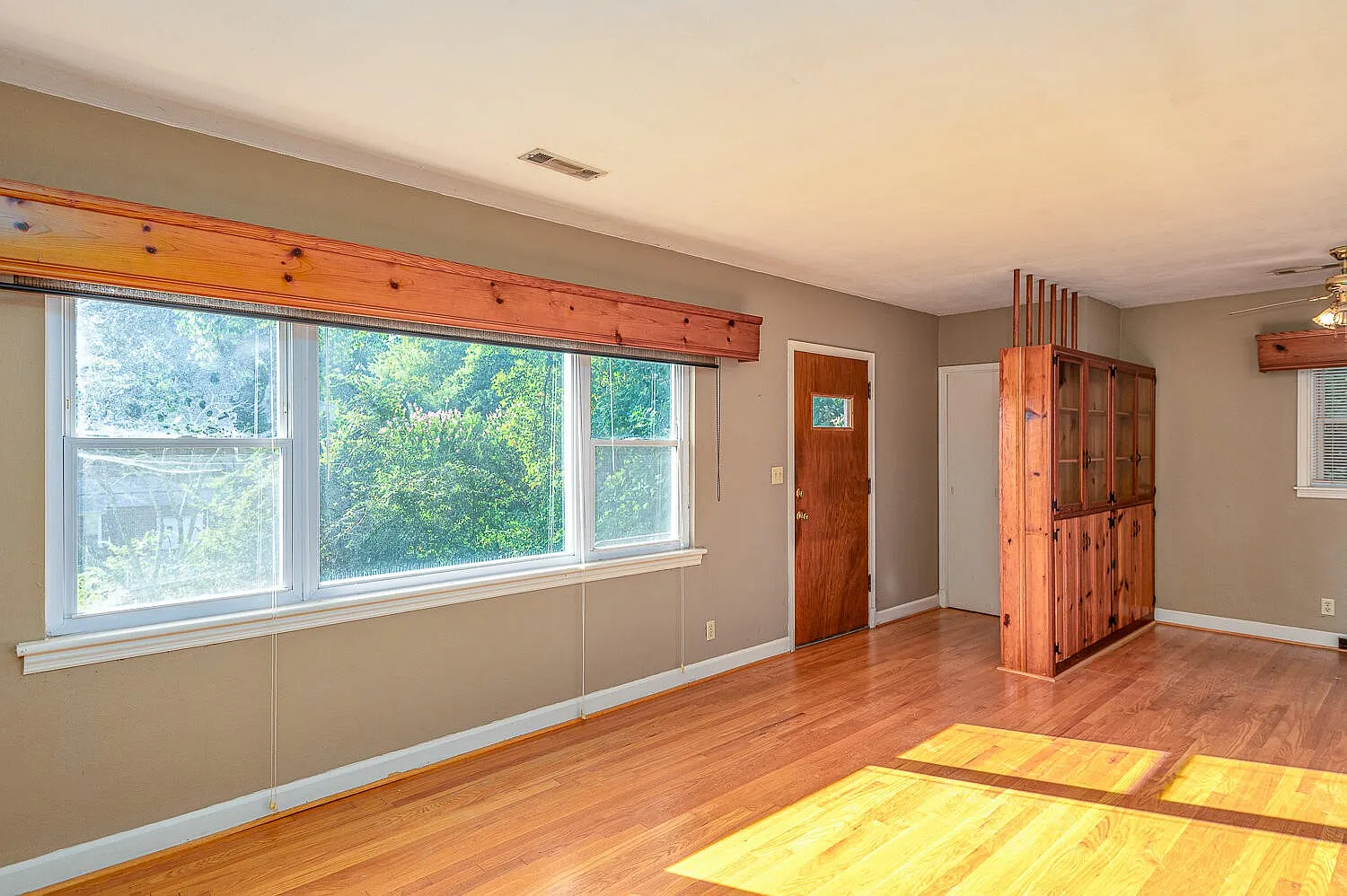 3 bed, 1.5 bath, 1600 sqft, $1,700 — Photo 2