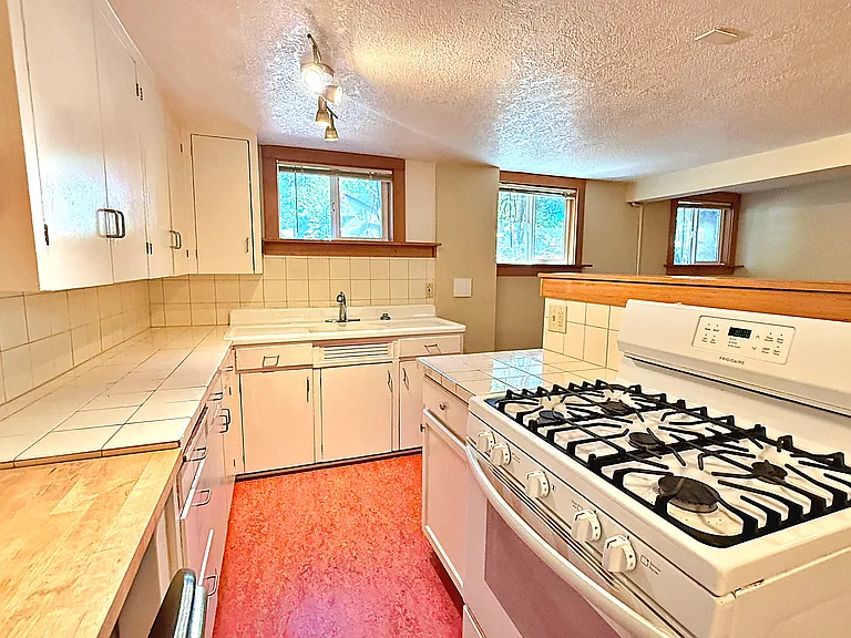 1240 N Wygant St — Photo 11