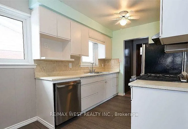 323 Centre St — Photo 8