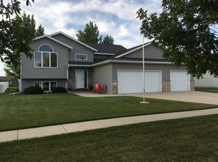 944 Parkway Dr, West Fargo, ND 58078