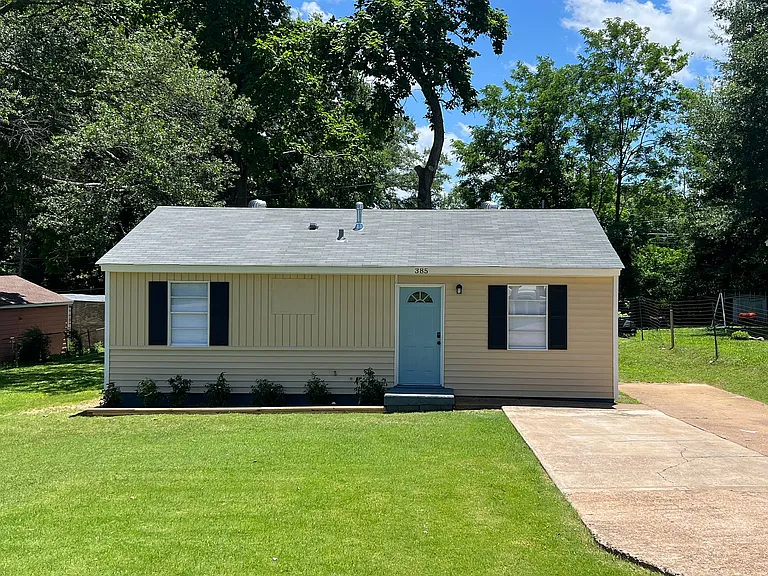 385 Washburn Dr — Photo 1