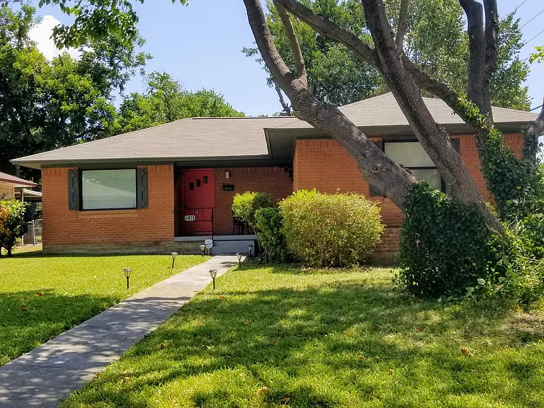 2104 Hillburn Dr — Photo 2