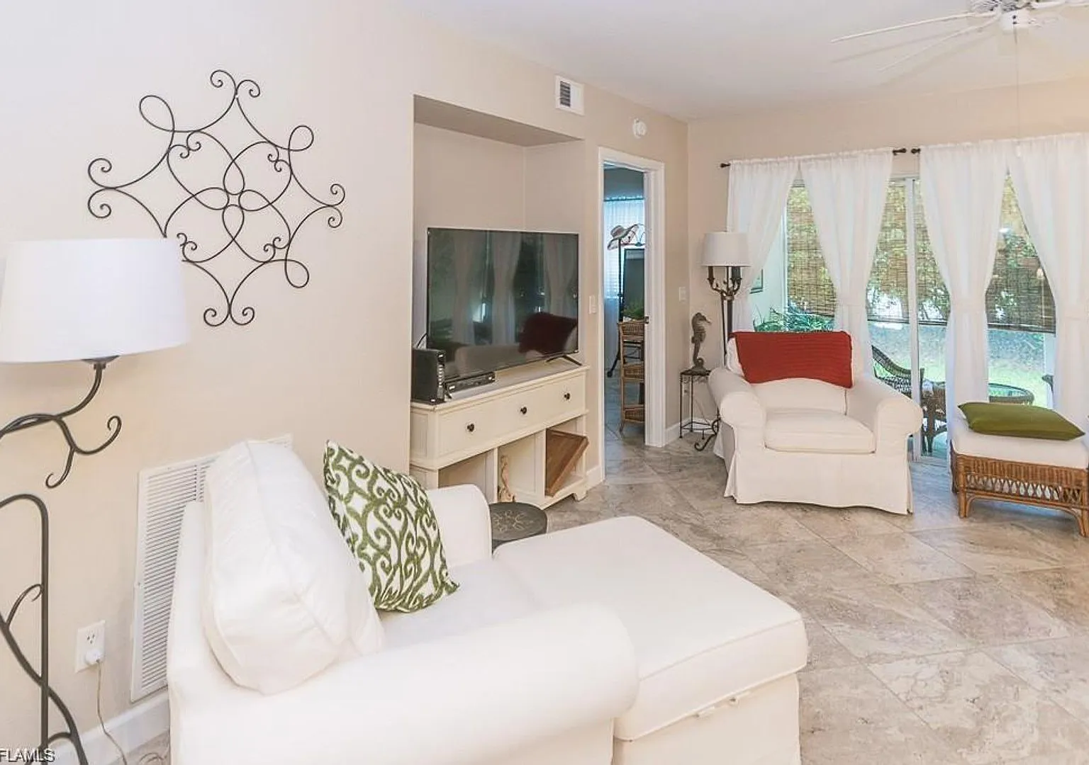 Seasonal Furnished Escape The Cold And Stay At Crown Pointe 2/2 Fully Furnished Condo — Photo 3
