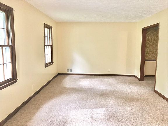 3rd image of 2868 Rosemont Dr