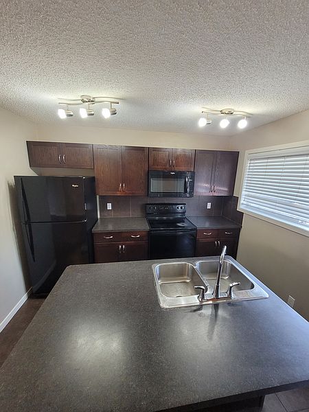 Edmonton House for rent - 3 Bedrooms — photo 2