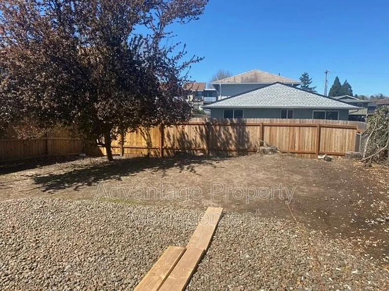 1831 NW Grant Cir — Photo 2