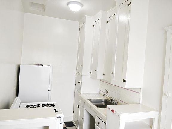 5th image of 129 N Oxford Ave APT 302