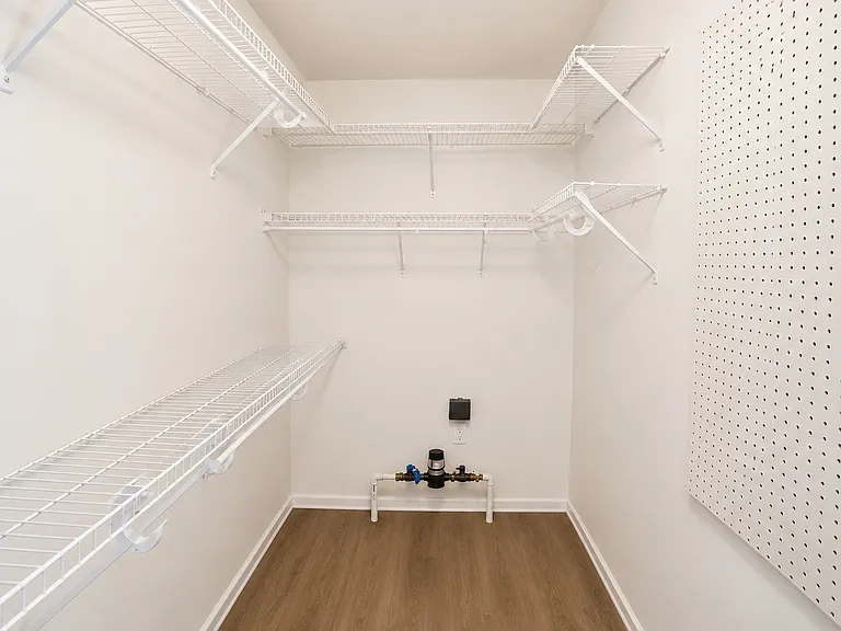 WALK-IN CLOSET
