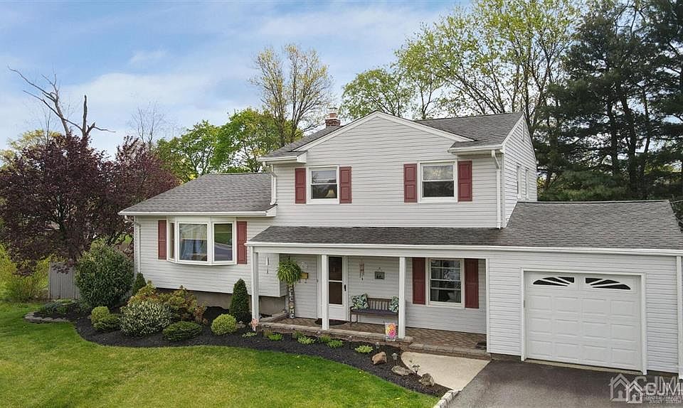 1st image of 30 Lonsdale Dr