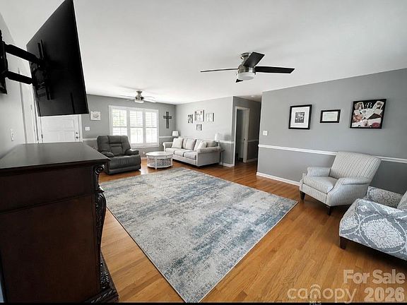 3rd image of 131 Landing Ct