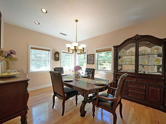4th image of 9048 Riverwood Dr