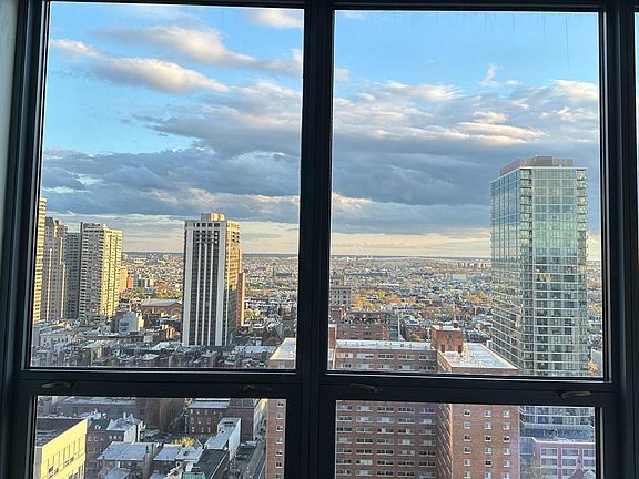 4th image of 2101 Market St Unit 2405