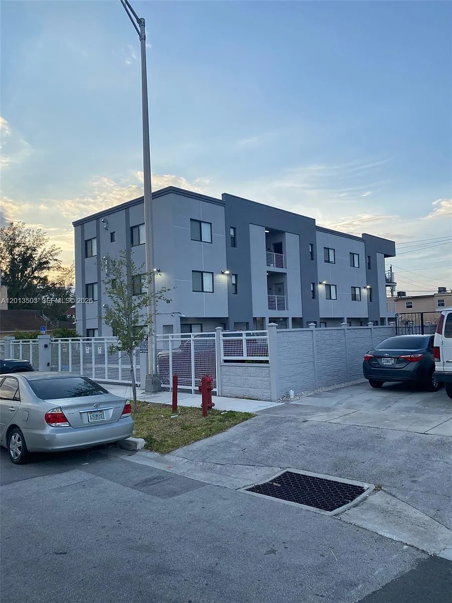 Building Photo - 423 E 27th St #102