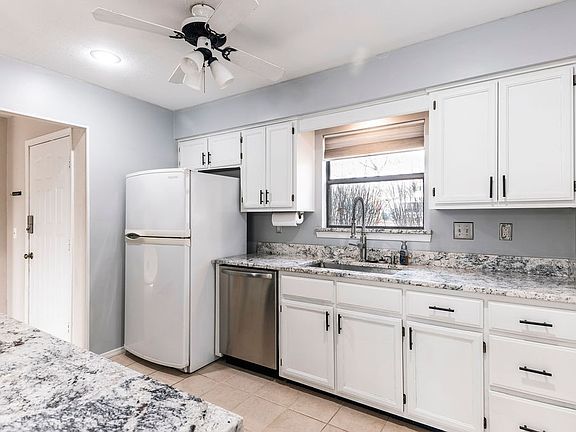 5th image of 6 Lavendon Circle Dr