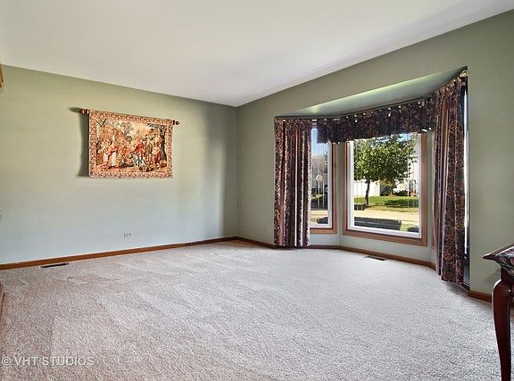 4th image of 325 Schreiber Ave
