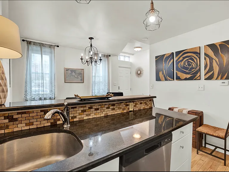 1802 Carpenter St — Photo 5