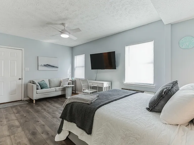 216 Rose Ln #D — Photo 3