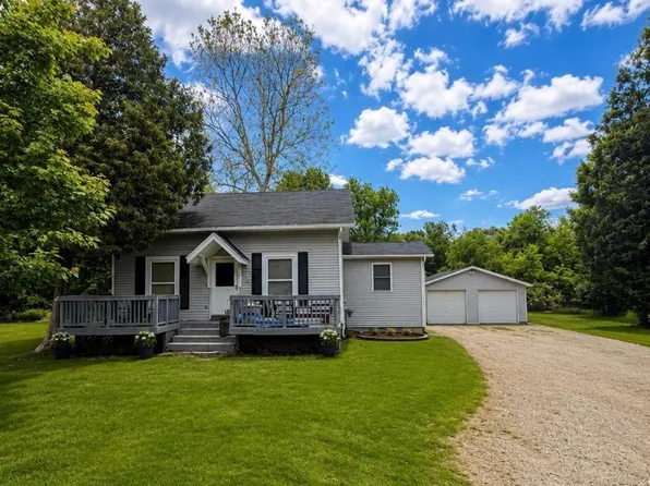 832 Hyatt St, Eaton Rapids, MI 48827