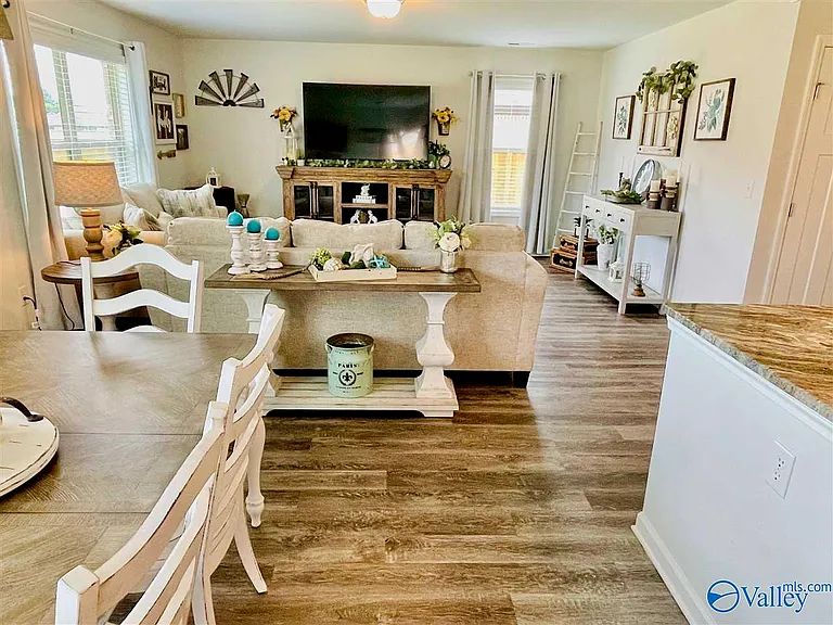 115 Edgestone Dr — Photo 10