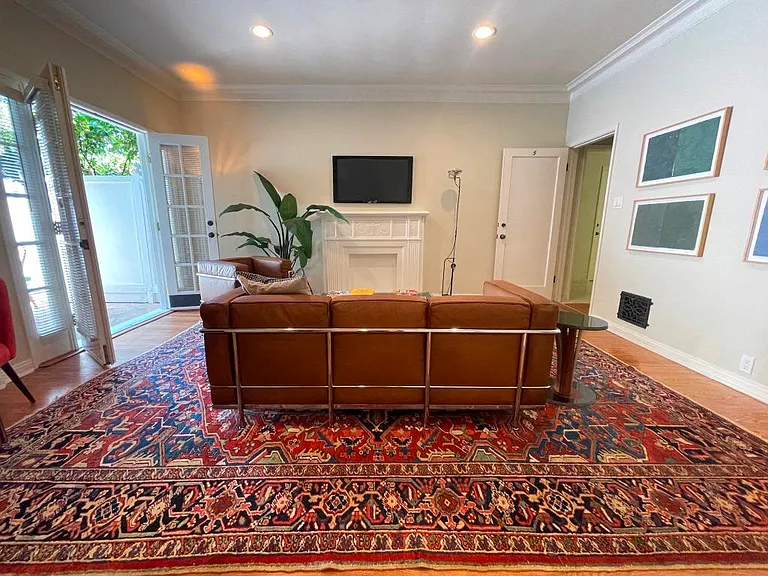 2285 N Beachwood Dr #5 — Photo 37