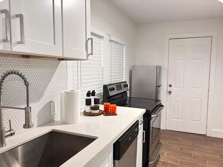 7429 Avenue H — Photo 3