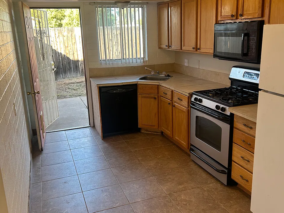 1123 E Sierra Vista Dr #8