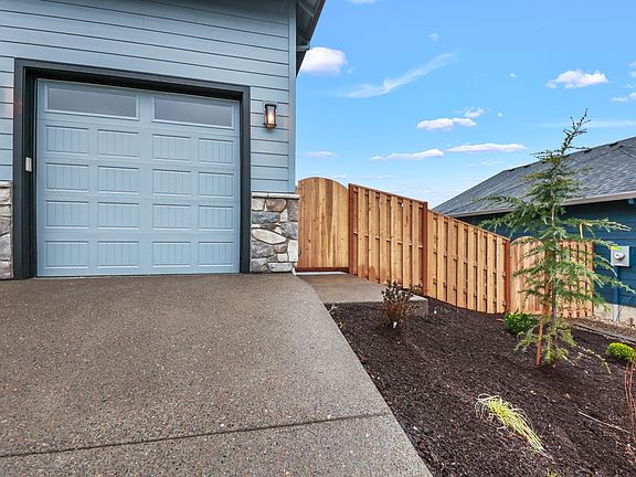 3rd image of 752 NE Pinebreak Dr #B