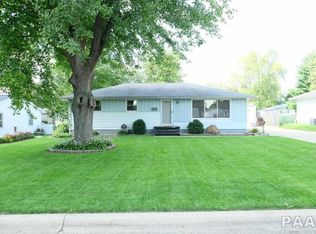 313 Crestlawn Dr, Washington, IL 61571