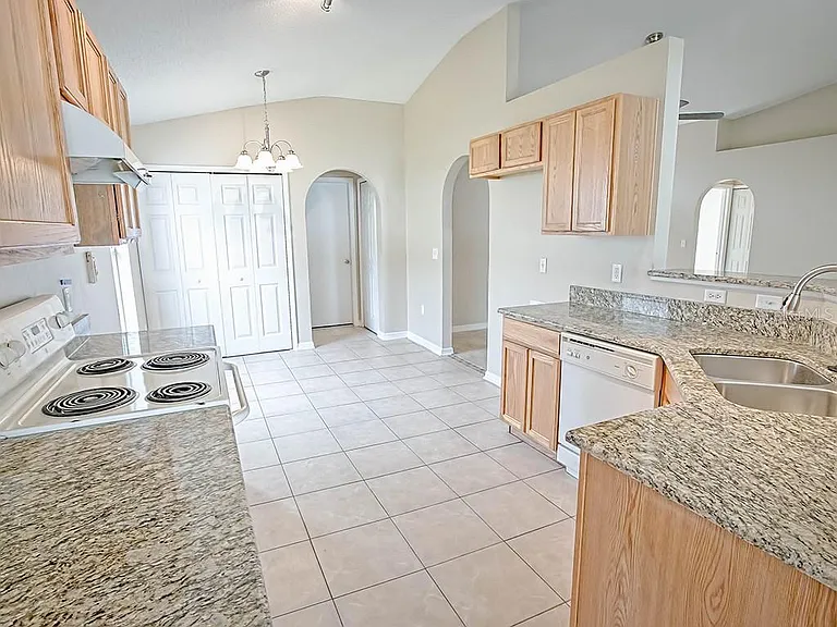 2139 Sandridge Cir — Photo 10