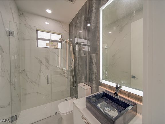 5th image of 342 NE 15th Terrace Cpe