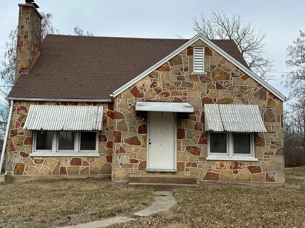 1127 E Main St, Linn, MO 65051