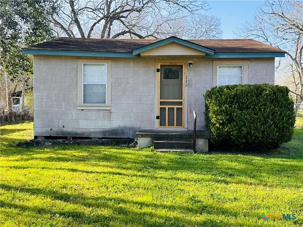 111 Theresa St, Yoakum, TX 77995