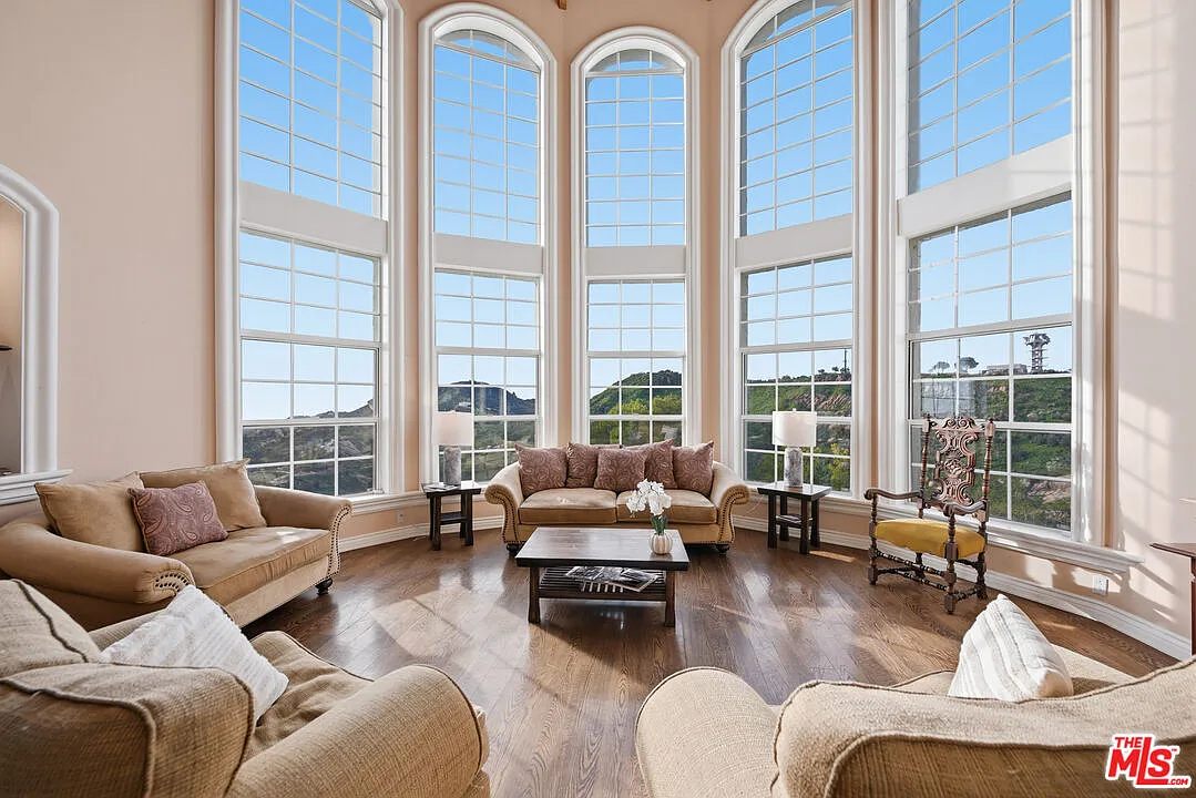 5 bed, 4.5 bath, 5154 sqft, $15,000 — Photo 4