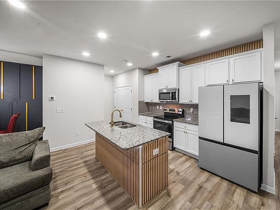 4th image of 32 Huntley Trce