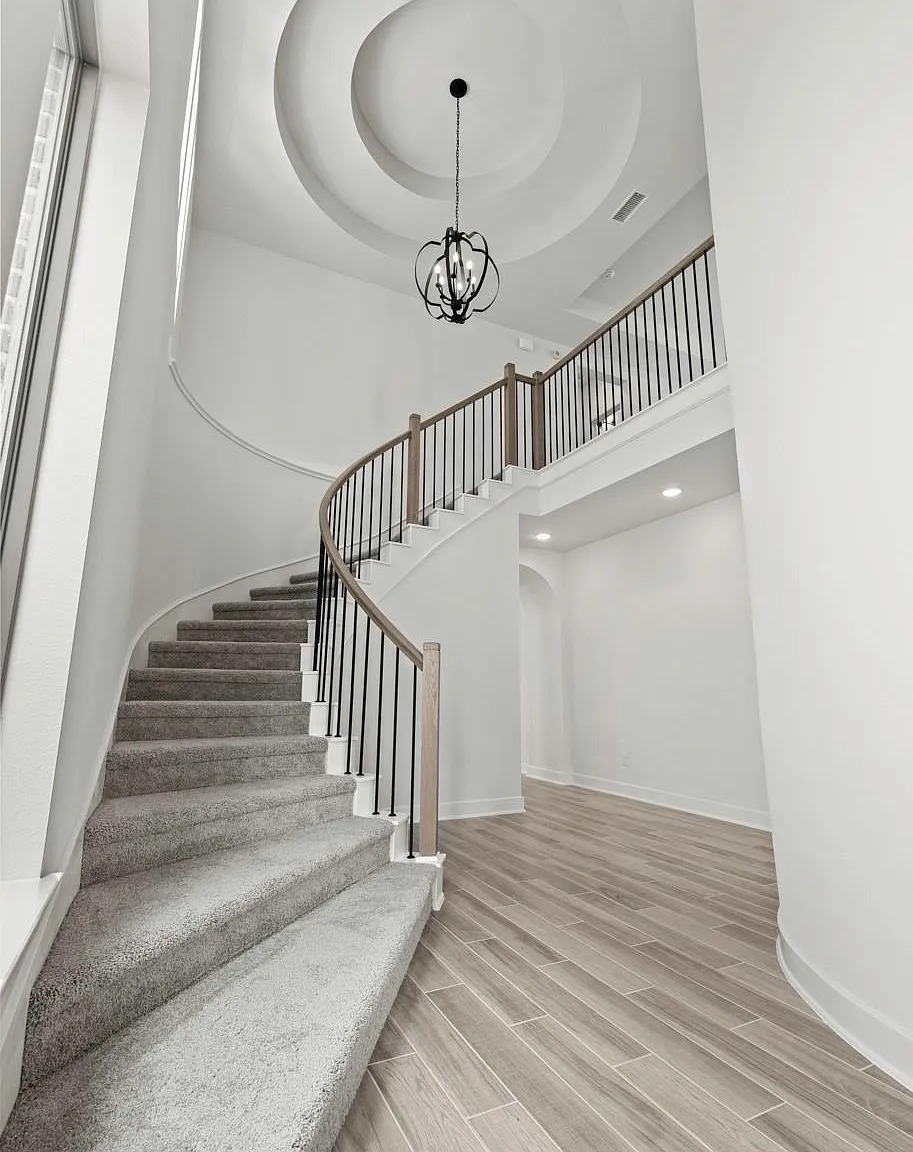 4 bed, 3.5 bath, 2463 sqft, $2,950 — Photo 2