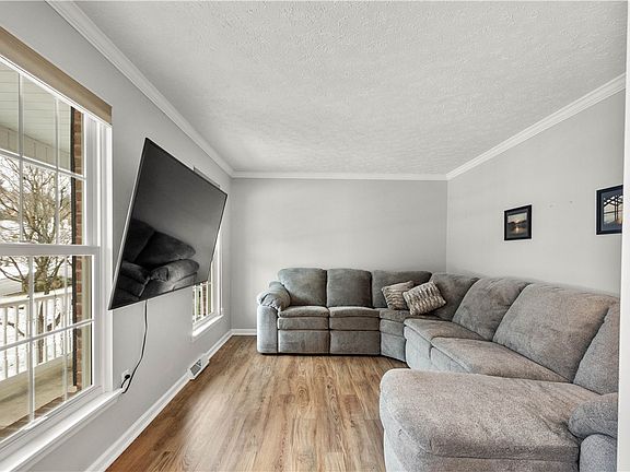 4th image of 221 Arrowhead Ln