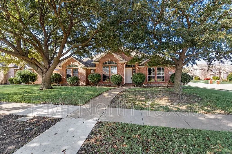 4 bed, 2.0 bath, 2405 sqft, $2,800 — Photo 3
