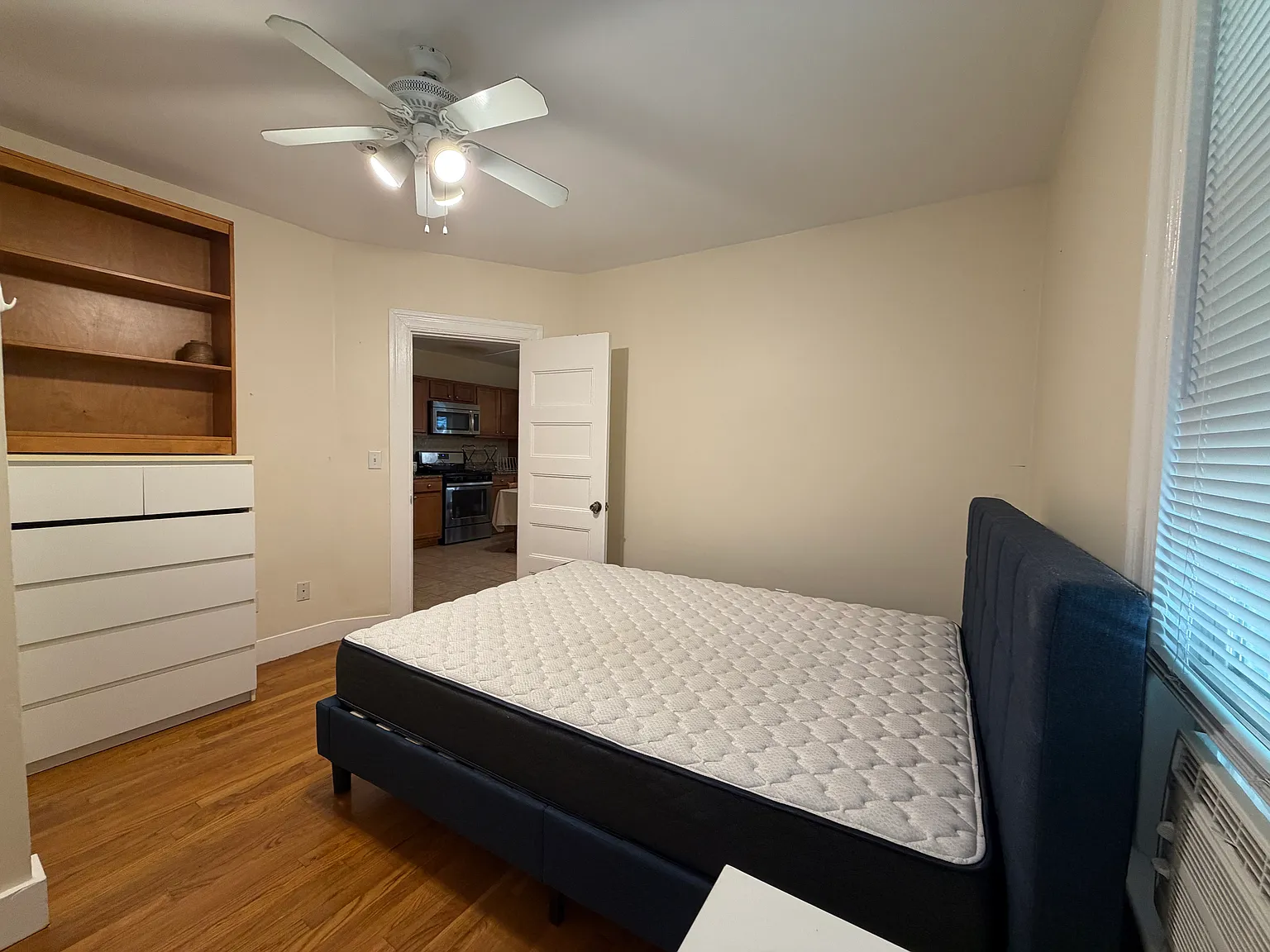3 bed, 895 sqft, $999 — Photo 4