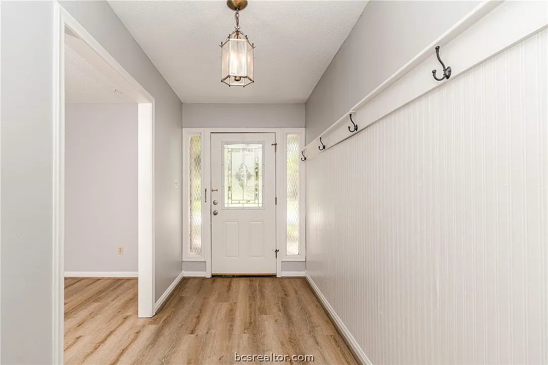 5 bed, 3.5 bath, 2876 sqft, $2,900 — Photo 2