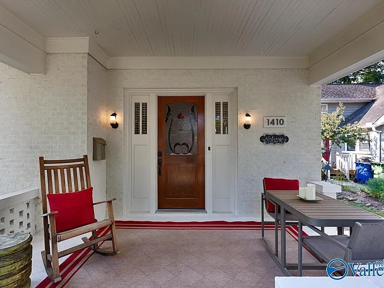 1410 Ward Ave NE — Photo 2