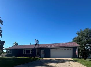1103 E 2nd St, Vinton, IA 52349
