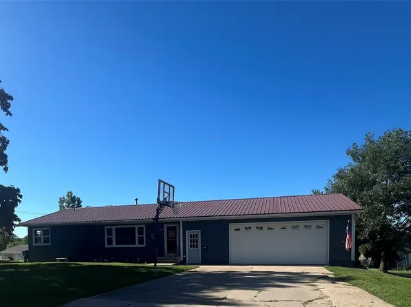1103 E 2nd St, Vinton, IA 52349
