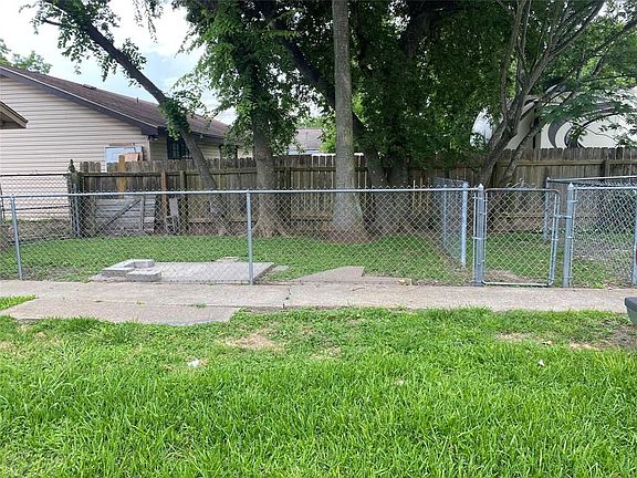 3rd image of 616 1st Ave N