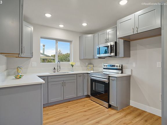 5th image of 16324 SE Salmon St #B