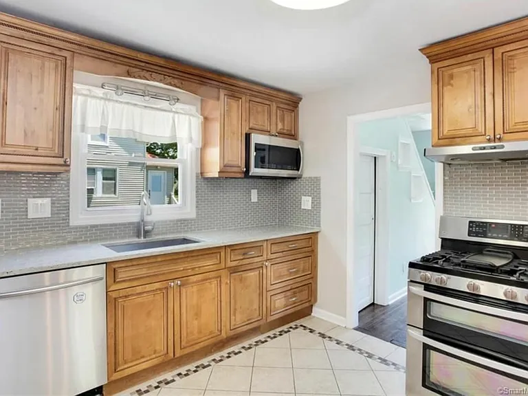 322 Castle Ave — Photo 8