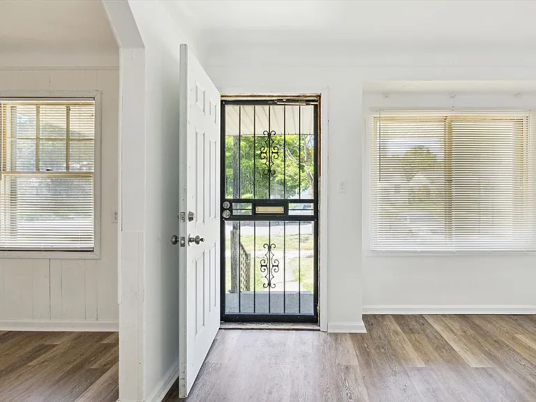 19400 Harlow St — Photo 2